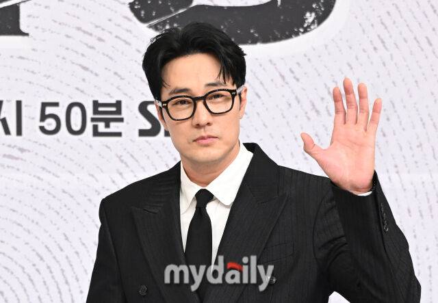 전 스태프에게 1억 원 상당의 금을 선물해 화제를 모은 데 이어, 포상휴가까지 함께하며 훈훈함을 더한다. 소속사 51K엔터테인먼트 관계자는 27일 “소지섭이 포상휴가에 참석한다”고 밝혔다./마이데일리