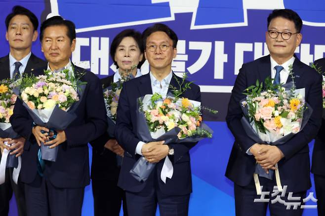 23일 서울 여의도 국회 의원회관에서 열린 더불어민주당 당대표·최고위원 선출을 위한 예비경선을 통과해 본경선에 진출한 김민석·정청래·송영길 당대표 후보가 기념촬영을 하고 있다. 윤창원 기자