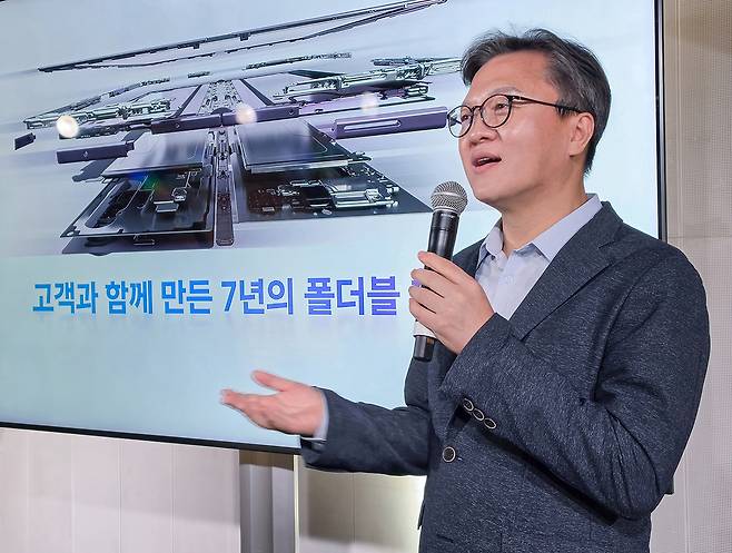 문성훈 삼성전자 모바일경험(MS)사업부 하드웨어담당 부사장이 23일(현지 시간) 영국 런던 올드 빌링스케이트 전시장에서 폴더블폰 신제품 ‘갤럭시 Z8’ 시리즈의 하드웨어 신기술을 소개하고 있다. 사진 제공=삼성전자