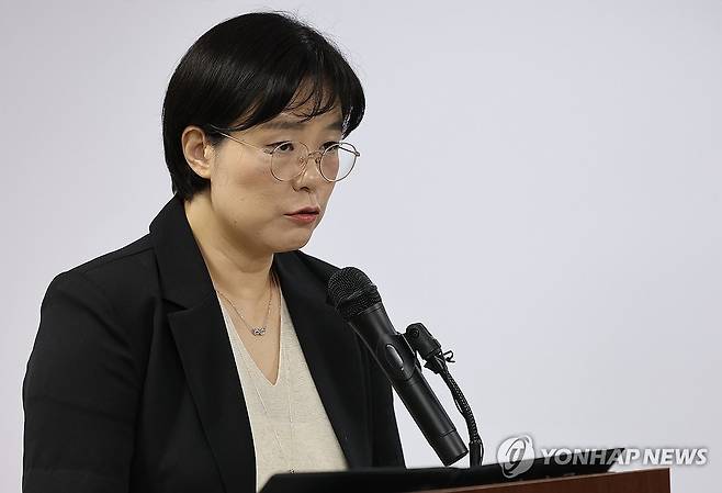 브리핑하는 김지미 특검보 (과천=연합뉴스) 서명곤 기자 = 권창영 2차 종합특별검사팀 김지미 특검보가 20일 과천 특검사무실에서 수사 관련 사항 등을 브리핑하고 있다. 2026.7.20 hwayoung7@yna.co.kr