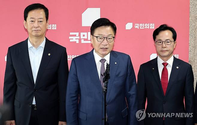 '멱살잡이' 소동 관련 입장 밝히는 정점식 원내대표 (서울=연합뉴스) 이동해 기자 = 국민의힘 정점식 원내대표가 27일 국회에서 상임위 배정을 둘러싼 권영진 의원과의 충돌 논란과 관련해 입장을 밝히고 있다. 2026.7.27 eastsea@yna.co.kr