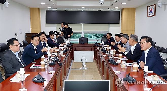 국민의힘 '대안과 미래' 조찬 회동 (서울=연합뉴스) 배재만 기자 = 국민의힘 개혁성향 모임인 '대안과 미래' 소속 이성권 간사를 비롯한 의원들이 7일 국회 의원회관에서 조찬 회동을 열고 있다. 2026.7.7 scoop@yna.co.kr