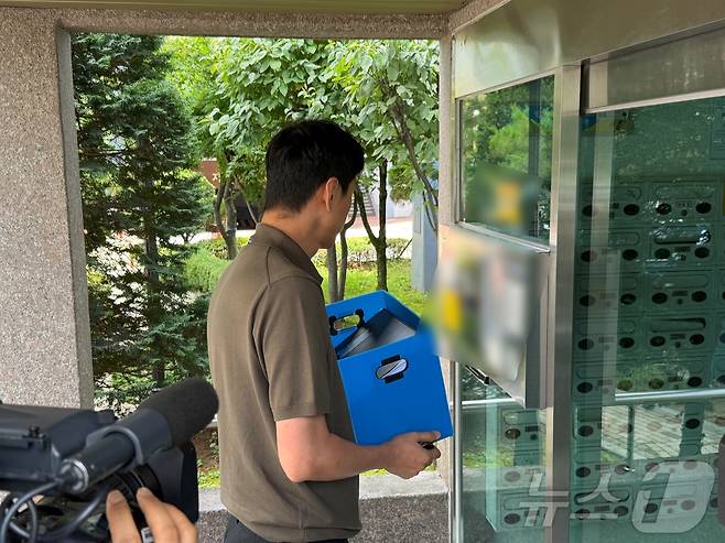 15일 오전 경찰이 충북 청주시의회에서 미성년자 성매매 혐의를 받는 청주시의원의 자택을 압수수색하려 들어가고 있다. 2026.7.15 ⓒ 뉴스1 장예린 기자