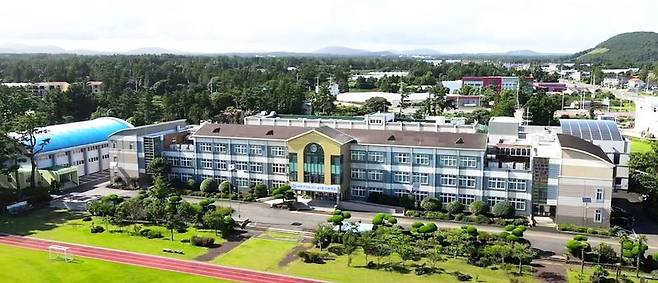 제주 서귀포시 표선면 표선고등학교 전경. 표선고는 국제바칼로레아 고등학교 과정인 디플로마 프로그램(DP)을 운영하고 있다. 제주도의회에서는 IB 교육을 읍면지역 가족 단위 인구 유입과 미래교육을 연결하는 핵심 정책으로 키우기 위해 전담부서와 전문 연구센터를 설치해야 한다는 요구가 나왔다. /사진=제주특별자치도교육청 제공