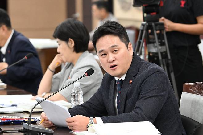 한동훈 제주특별자치도의원이 28일 제주도의회 추가경정예산안 심사에서 제주 IB 교육의 운영 실태와 지원체계에 대해 질의하고 있다. 한 의원은 IB 교육을 읍면지역 인구 유입과 미래교육을 연결하는 정책으로 평가하며 전담부서와 제주 IB교육연구센터 설립을 촉구했다. /사진=제주특별자치도의회 제공