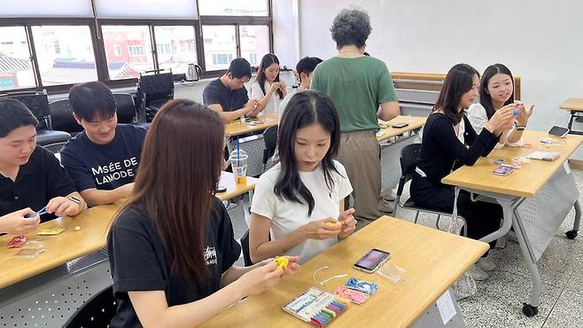 지난 27일 에어부산 객실승무원 봉사동아리 '블루엔젤' 소속 승무원이 부산 동래구자원봉사센터에서 봉사활동을 펼치고 있다. 에어부산 제공