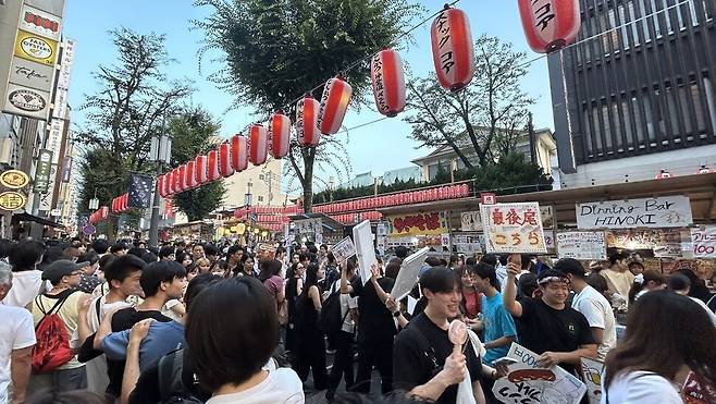 지난 23일 일본 도쿄 한 거리에서 주민과 관광객들이 여름 축제를 즐기고 있다. 도쿄/홍석재 특파원