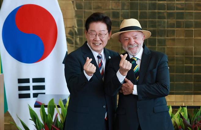 이재명 대통령과 루이스 이나시우 룰라 다시우바 브라질 대통령이 27일 브라질 브라질리아 대통령 관저에서 공동언론발표를 마치고 기념촬영을 하고 있다. 브라질리아=뉴시스