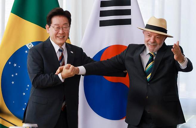 이재명 대통령과 루이스 이나시우 룰라 다시우바 대통령이 27일 브라질리아 대통령 관저에서 정상회담에 앞서 양국의 국기 앞에서 기념촬영을 하고 있다. 브라질리아=연합뉴스