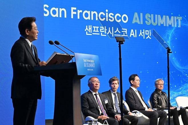 이재명 대통령이 24일(현지시간) 미국 샌프란시스코 더 미드웨이에서 열린 ‘샌프란시스코 AI 서밋’에서 ‘샌프란시스코 AI 선언’을 발표하고 있다. 연합뉴스