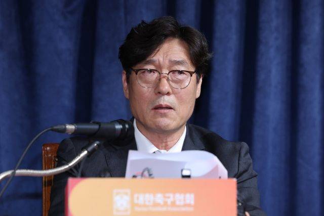 이임생 대한축구협회 기술총괄이사가 2024년 7월 8일 서울 종로구 축구회관 회의실에서 축구협회가 차기 대표팀 감독으로 홍명보 울산 HD 감독을 내정한 것과 관련해 취재진 질문에 답하고 있다. 연합뉴스