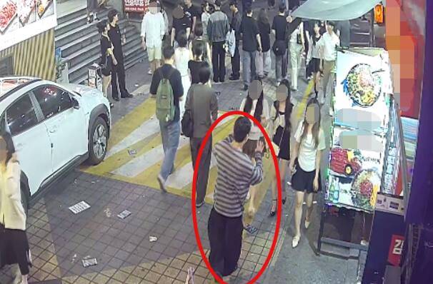 27일 오후 8시께 부평구 부평동 테마의거리에서 호객인(빨간색 원)이 지나가는 시민들의 길을 가로막고 영업을 하고 있다. 독자 제공