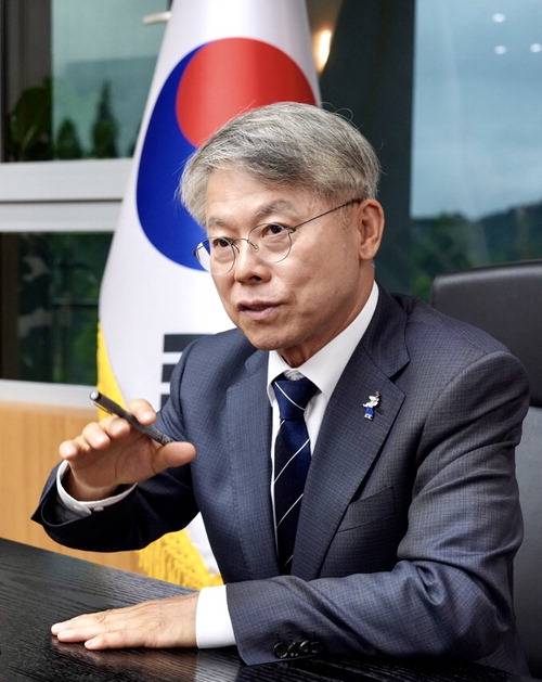 민형배 전남광주통합특별시장이 지난 20일 매일경제와의 인터뷰에서 반도체 산업 육성과 '반도체연합공대' 구상 등 지역 미래 전략에 대해 설명하고 있다. 전남광주통합특별시