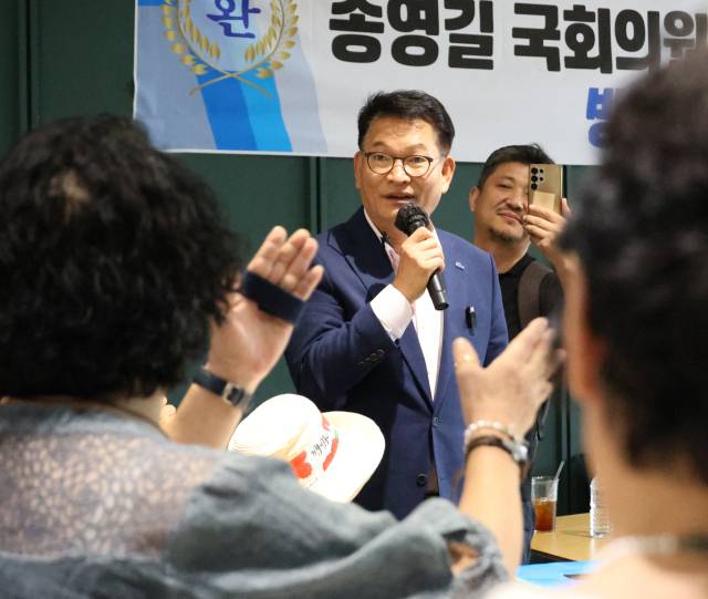 ▲더불어민주당 송영길 당 대표 후보가 28일 오후 청주의 한 카페에서 당원들과 타운홀 미팅을 갖고 있다. ⓒ연합뉴스