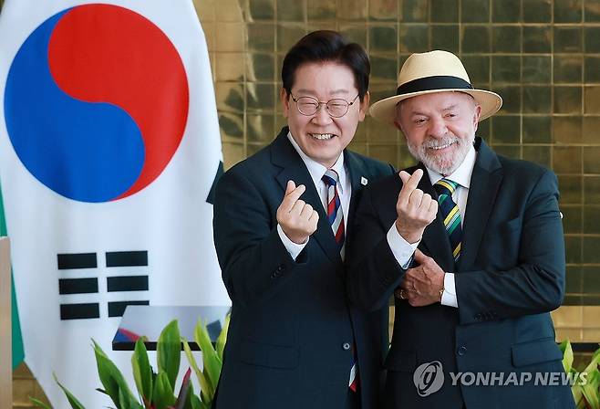 손가락 하트 만들어보이는 한-브라질 정상 (브라질리아=연합뉴스) 한상균 기자 = 이재명 대통령과 루이스 이나시우 룰라 다시우바 브라질 대통령이 27일(현지시간) 브라질리아 대통령관저에서 공동언론발표를 마친 뒤 취재진을 향해 손가락 하트를 만들어보이고 있다. 2026.7.28 xyz@yna.co.kr
