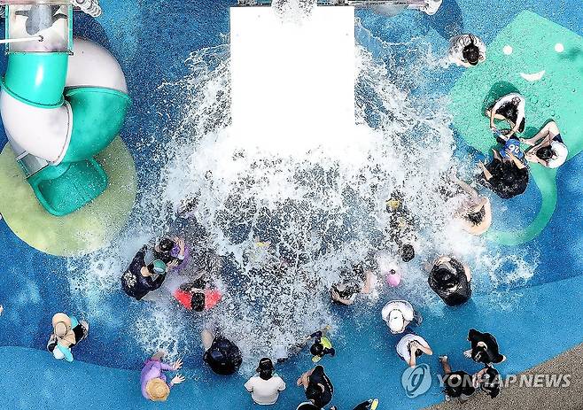 물놀이하며 더위 식히는 시민들 (대구=연합뉴스) 윤관식 기자 = 제헌절 연휴 첫날인 17일 대구 서구 이현공원 물놀이장에서 시민들이 물놀이하며 더위를 식히고 있다. 2026.7.17 psik@yna.co.kr