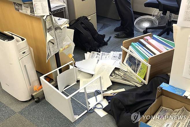 일본 구마모토서 강진 (구마모토 교도=연합뉴스) 28일 오후 일본 규슈 서부 구마모토에서 발생한 규모 7.1 강진으로 구마모토의 한 건물 안 선반이 넘어져 있다. 2026.7.28 photo@yna.co.kr