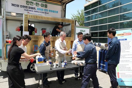 손주석 한국석유공사 사장(왼쪽 넷째)이 지난 24일 충남 서산 석유비축기지를 찾아 폭염예방 안전캠페인을 실시하고 있다. /사진=석유공사