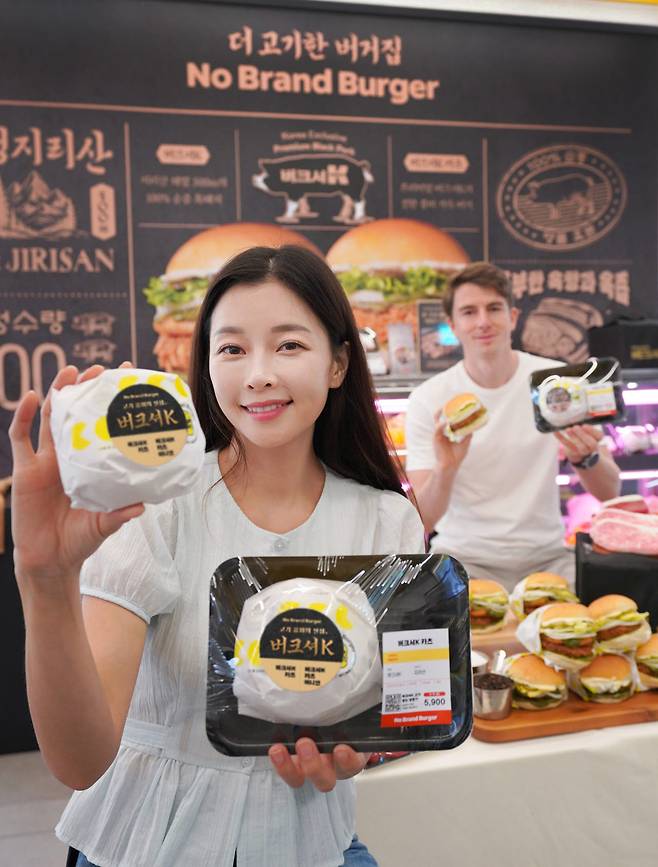29일 서울 마포구 노브랜드 버거 홍대점 팝업매장에서 모델들이 신세계푸드의 노브랜드 버거 '버크셔K 카츠'와 '버크셔K 카츠 어니언'을 소개하고 있다. (사진=신세계푸드).