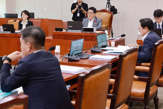 29일 국회에서 검사의 보완수사권 폐지를 골자로 한 형사소송법 개정안을 심사하기 위한 법제사법위원회 안건조정위원회가 열리고 있다./연합뉴스