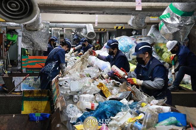 지난 28일 경기도의 한 재활용 선별장에서 작업자들이 폭염 속에서 선별 작업을 하고 있다. 정지윤 선임기자