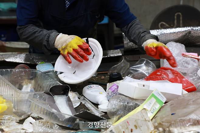 지난 28일 경기도의 한 재활용 선별장에서 한 작업자가 폭염 속에서 선별 작업을 하고 있다. 정지윤 선임기자
