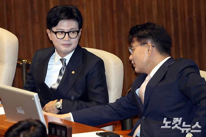 6월 11일 서울 여의도 국회에서 열린 제436회국회(임시회) 제2차 본회의에서 무소속 한동훈 의원과 국민의힘 윤상현 의원이 대화를 하고 있다. 윤창원 기자