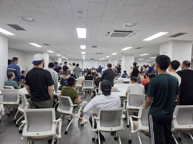 ▲지난 20일 밤 울산 HD현대중공업 기숙사 한 회의실에서 우즈베키스탄 이주노동자 100여 명이 우즈베키스탄 대외노동청 한국주재 사무소장과 만나는 모습. ⓒ현대중공업지부 사내하청지회