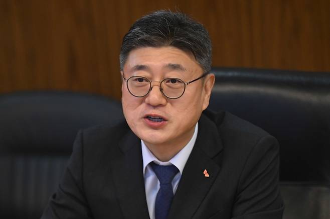 판사 출신으로 지난해 10월부터 최고경영자(CEO)가 된 정재헌 SK텔레콤 대표. SK텔레콤은 지난 24일(현지 시간) 엔비디아의 풀스택(전천후) AI 팩토리 아키텍처(설계 구도)인 DSX 플랫폼을 기반으로 SK하이닉스의 6세대 고대역폭메모리(HBM4)가 탑재된 차세대 AI 컴퓨팅(연산 처리) 체계 ‘베라 루빈’을 도입해, 내년부터 단계적으로 고성능 AI 팩토리를 구축하기로 약속했다. 엔비디아는 그 대신 SK하이닉스에서 차세대 AI 메모리반도체를 안정적으로 공급받기로 했다. 월가 일각에서는 이 역시 엔비디아가 추진하는 일종의 순환 거래로 해석했다. 연합뉴스