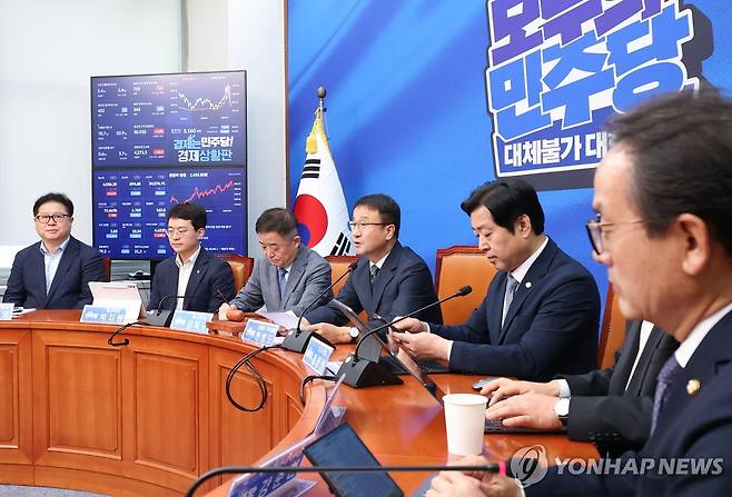 발언하는 한병도 대표 직무대행 (서울=연합뉴스) 황광모 기자 = 더불어민주당 한병도 당 대표 직무대행 겸 원내대표가 29일 국회에서 열린 최고위원회의에서 발언하고 있다. 2026.7.29 hkmpooh@yna.co.kr