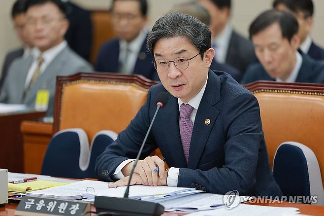 정무위 전체회의서 답변하는 이억원 금융위원장 (서울=연합뉴스) 신현우 기자 = 이억원 금융위원장이 29일 국회에서 열린 정무위원회 전체회의에서 의원 질의에 답하고 있다. 2026.7.29 nowwego@yna.co.kr