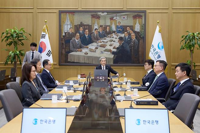 16일 열린 2026년 7월 통화정책방향 금융통화위원회에서 신현송 총재가 회의를 주재하고 있다.(사진제공=한국은행)