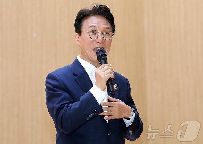 더불어민주당 대표 선거에 출마한 김민석 전 국무총리가 30일 오전 제주시 이도1동 제주혼디누림터에서 열린 당원 간담회에서 발언하고 있다. 2026.7.30 ⓒ 뉴스1 오미란 기자