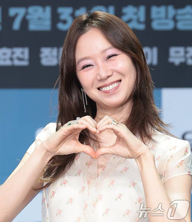 배우 공효진이 30일 서울 마포구 상암동 MBC에서 열린 새 금토드라마 '유부녀 킬러' 제작발표회에 참석해 포즈를 취하고 있다. ‘유부녀 킬러’는 낮에는 사람을 처단하는 킬러, 밤에는 아이를 키우는 워킹맘의 이야기를 그린 웹툰을 원작으로 한 드라마다. 2026.7.30 ⓒ 뉴스1 권현진 기자