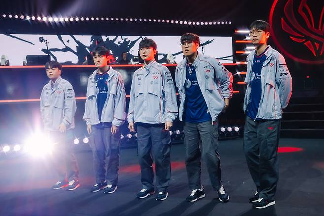 T1이 1일 대전 유성구 대전컨벤션센터에서 열린 2026 미드 시즌 인비테이셔널(MSI) 플레이-인 스테이지 TL전 승리 후 인사하고 있다. 사진 | 라이엇 게임즈