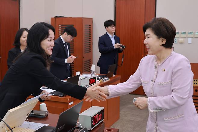 인사 나누는 이재정 문체위원장과 조은희 국민의힘 간사<저작권자(c) 연합뉴스, 무단 전재-재배포, AI 학습 및 활용 금지>