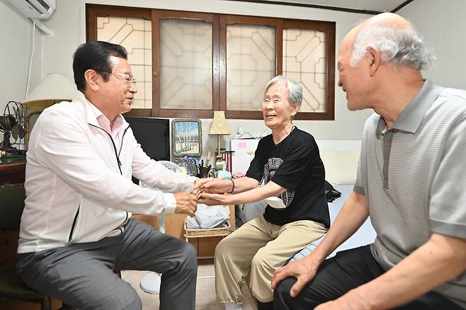 이현재 하남시장이 이달 28일 덕풍2동의 한 가구를 방문해 80대 어르신의 손을 잡으며 안부 인사를 건네고 있다. 하남시 제공