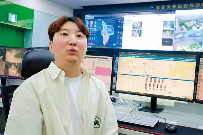 무더운 날씨였던 지난 7월4일 치매 어르신 실종 신고 두 시간 만에 인공지능(AI) 폐회로텔레비전(CCTV)의 검색 기능을 활용해 귀가를 도운 영등포구 통합관제센터 임훈섭 관제사가 서울&과 인터뷰하고 있다.