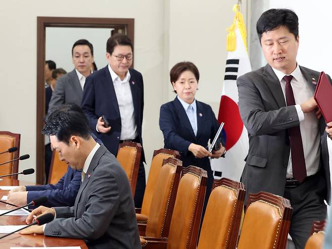 우재준 국민의힘 청년최고위원이 30일 오전 서울 여의도 국회에서 열린 최고위원회의에서 장동혁 대표 뒤로 입장하고 있다. 뉴스1