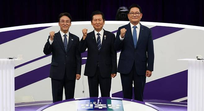 김민석(왼쪽부터), 정청래, 송영길 더불어민주당 당대표 후보자들이 29일 서울 마포구 MBC에서 열린 방송토론회에서 기념 촬영을 하고 있다. 뉴스1 국회사진기자단