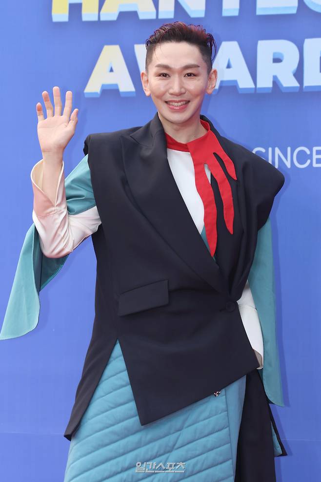 뮤지컬배우 김호영이 16일 오후 서울 중구 장충체육관에서 열린 '32주년 한터뮤직어워즈 2024' 레드카펫 행사에 참석해 포즈를 취하고 있다. 서병수 기자 qudtn@edaily.co.kr /2025.02.16/