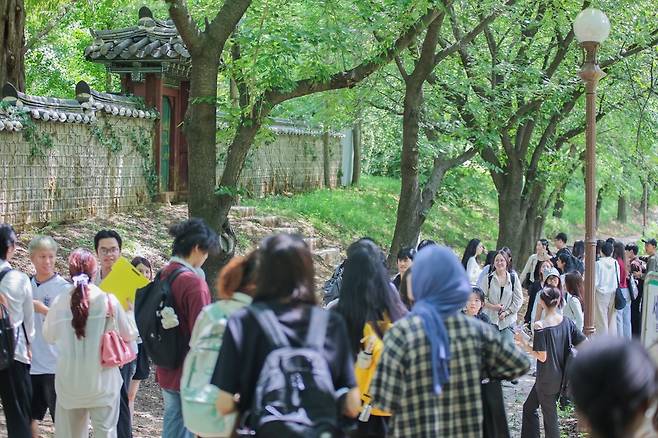외국인 유학생들이 ‘동궁’ 촬영지인 호서대 아산캠퍼스를 배경으로 사진을 촬영하고 있다. 호서대 제공