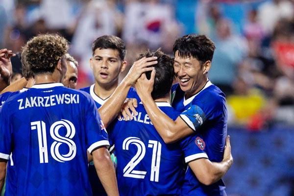 30일 미국 뱅크 오브 아메리카 스타디움에서 열린 MLS-리가 MX 올스타전에서 손흥민이 골을 넣은 뒤 함께 출전한 선수들과 기뻐하고 있다. AP 연합뉴스