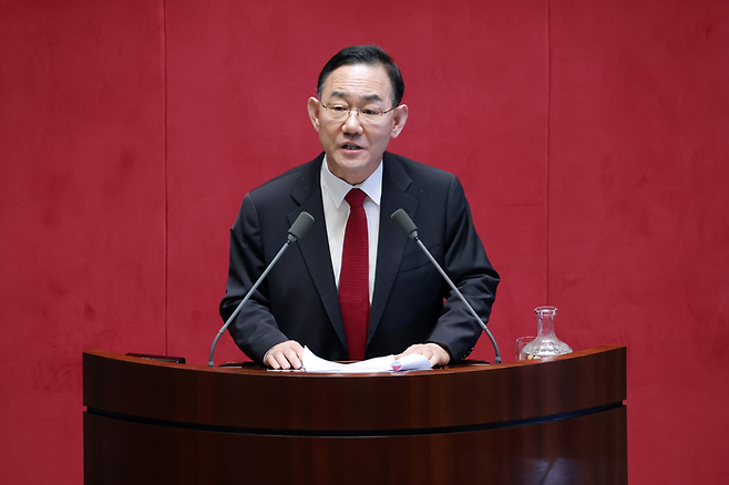 국민의힘 주호영 의원이 30일 국회에서 열린 7월 임시국회 제3차 본회의에서 검사의 보완수사권 폐지를 골자로 한 형사소송법 개정안에 대해 필리버스터(무제한 토론을 통한 합법적인 의사진행 방해)를 하고 있다. <연합뉴스>