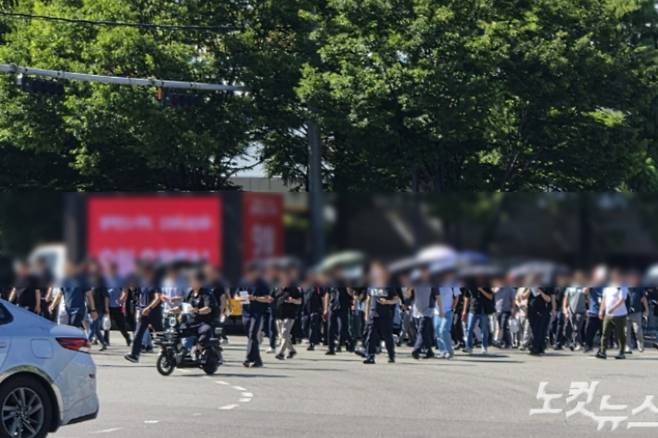 30일 오후 전남광주 서구 기아 광주1공장 남문 인근 월드컵4강로에서 퇴근한 직원들이 횡단보도를 벗어나 도로를 가로질러 이동하고 있다. 차량이 통행하는 차도까지 보행자들이 넓게 퍼지면서 아찔한 상황이 연출되고 있다. 정유철 기자