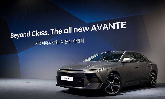 29일 서울 서초구 ‘아크 강남’에서 열린 ‘디 올 뉴 아반떼 테크 데이’에 전시된 신형 아반떼. 현대자동차 제공