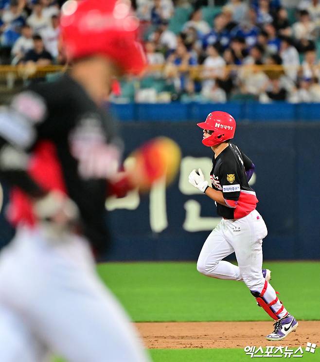 29일 오후 대구삼성라이온즈파크에서 열린 '2026 신한 SOL Bank KBO리그' KIA 타이거즈와 삼성 라이온즈의 경기, 8회초 2사 1,2루 KIA 김도영이 스리런 홈런을 날린 후 그라운드를 돌고 있다. 대구, 김한준 기자