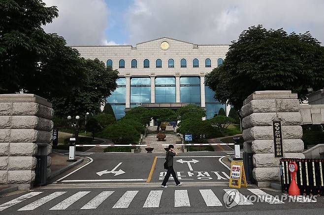 '6.3 지선' 김포·의왕·진천서 투표통계 조작 (과천=연합뉴스) 윤동진 기자 = 29일 과천 중앙선거관리위원회의 모습.
지난 28일 법조계에 따르면 중앙선관위가 6·3 지방선거에서 투표자 수를 오입력한 지역이 충북 진천군과 경기 의왕·김포인 것으로 밝혔다. 2026.7.29 mon@yna.co.kr