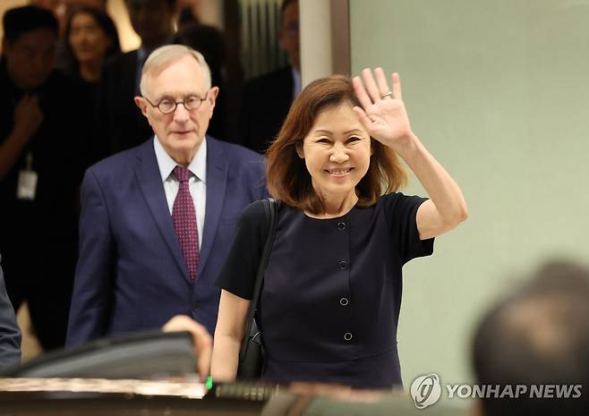 한국 도착한 미셸 스틸 주한미국대사 (영종도=연합뉴스) 이진욱 기자 = 미셸 스틸 주한미국대사가 30일 인천국제공항 제2여객터미널을 통해 입국하며 인사하고 있다. 미셸 스틸 대사 왼쪽은 남편 숀 스틸 변호사. 2026.7.30 cityboy@yna.co.kr