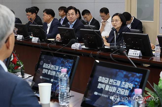 '반도체 초광역 협력' 간담회 주재하는 한성숙 총리 (대전=연합뉴스) 김주성 기자 = 한성숙 국무총리가 30일 대전시 유성구 나노종합기술원을 방문, 반도체 기업인 등과 '충청권 반도체 초광역 협력 활성화 간담회'를 하고 있다. 2026.7.30 utzza@yna.co.kr